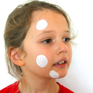 Step one, using a brush to paint three white circles on the side of the face.