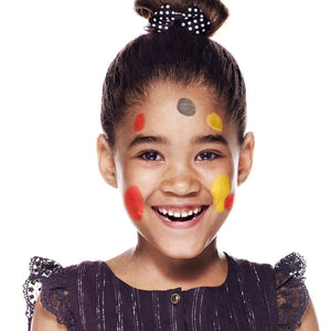 Step one, choosing three different colours and painting eggs of different sizes on the face.