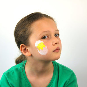 Step one, using a round brush to paint two egg pieces in white and the chick in bright yellow.